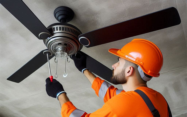 operario haciendo el montaje e instalacion de un ventilador de techo